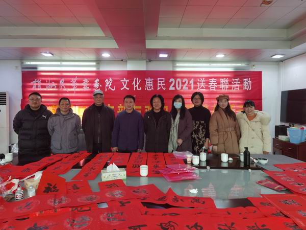 调整大小 不忘初心 墨香献礼 株洲民革渌口区支部开展新春送春联活?(2).jpg