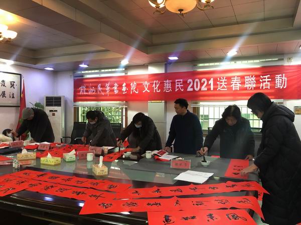 调整大小 不忘初心 墨香献礼 株洲民革渌口区支部开展新春送春联活?(3).jpg