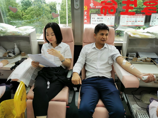 株洲民革市委会举办庆祝建?00周年“让生命延续·让爱奔腾”公益献血活动 (2).jpg