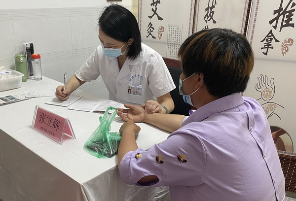 醴陵：民革党员开展同心义诊志愿服?(1).jpg