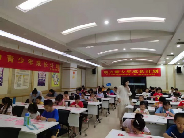 助力青少年成长计?暑假成长公益营——剪纸课堂结?(2).jpg