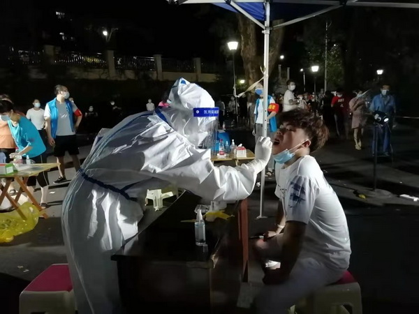 【同心抗疫，民革党员风采】（三）“到一线抗疫是我义不容辞的职责”——民革党员陈艳抗疫手?(3).jpg