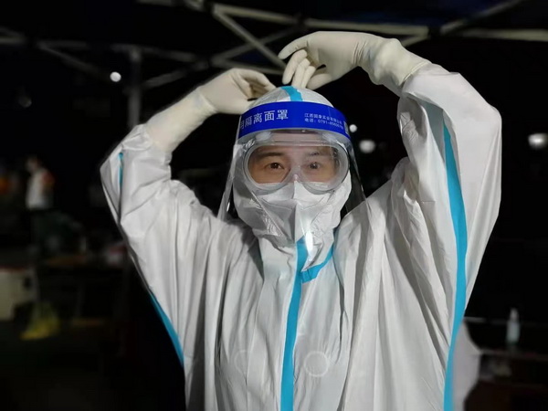 【同心抗疫，民革党员风采】（三）“到一线抗疫是我义不容辞的职责”——民革党员陈艳抗疫手?(2).jpg