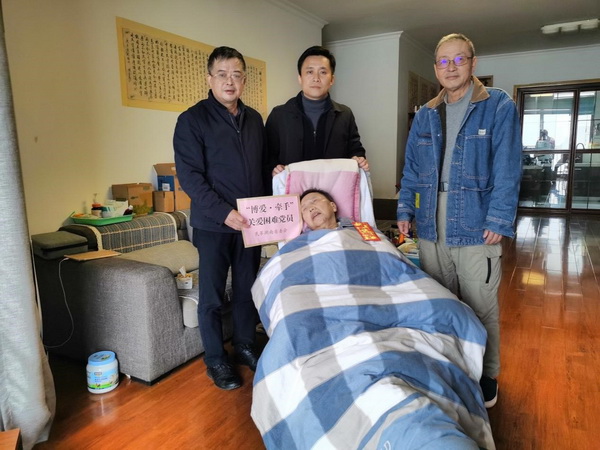 用心过年 让爱更甜 荷塘一支部走访慰问老党?(2).jpg