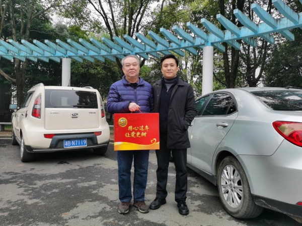 用心过年 让爱更甜 荷塘一支部走访慰问老党?(3).jpg