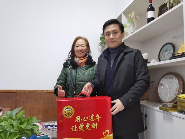 用心过年 让爱更甜 荷塘一支部走访慰问老党?(1).jpg