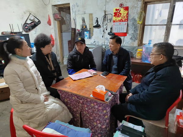 民革党员捐款献爱?株洲民革新春慰问困难群众 (1).jpg