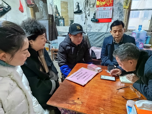 民革党员捐款献爱?株洲民革新春慰问困难群众 (3).jpg