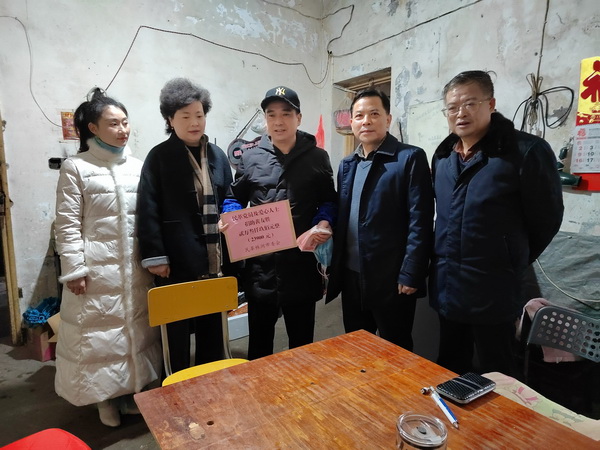 民革党员捐款献爱?株洲民革新春慰问困难群众 (2).jpg