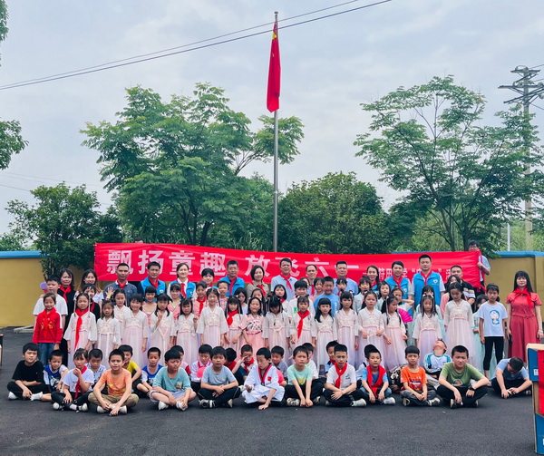 欢度“六一?醴陵民革党员探访乡村小学师生 (1).jpg