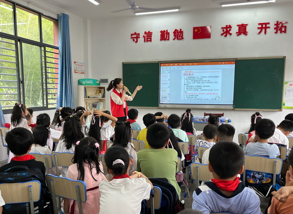 欢度“六一?醴陵民革党员探访乡村小学师生 (4).jpg
