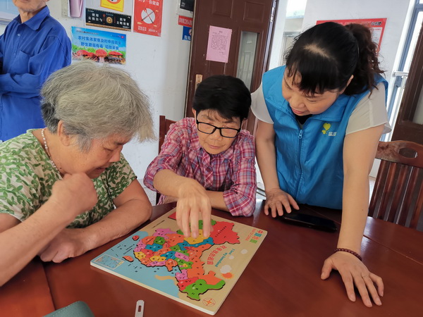 拼中国地?感大好河山——株洲民革“博爱”讲师团走进养老院 (2).jpg