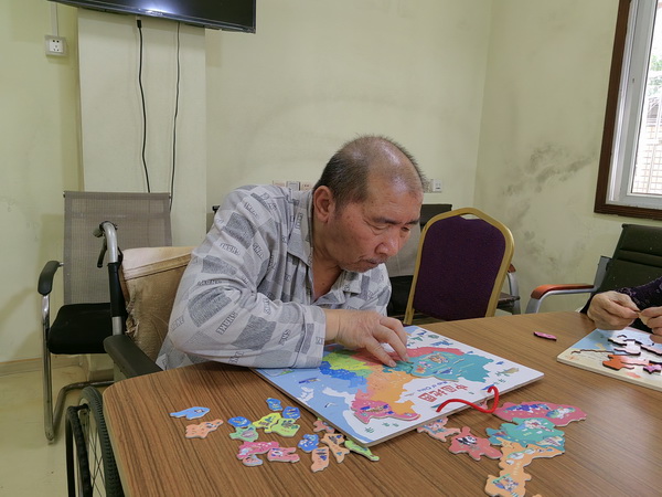 拼中国地?感大好河山——株洲民革“博爱”讲师团走进养老院 (4).jpg
