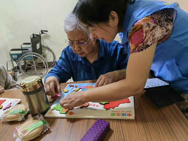 拼中国地?感大好河山——株洲民革“博爱”讲师团走进养老院 (3).jpg