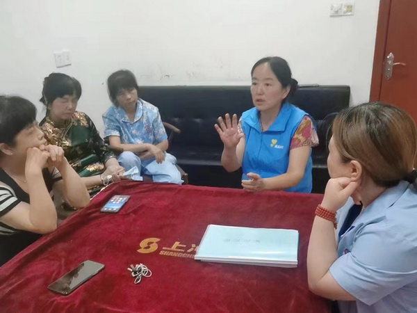 株洲民革“博爱”讲师团心理沙龙活动走近养老护理员 (1).jpg