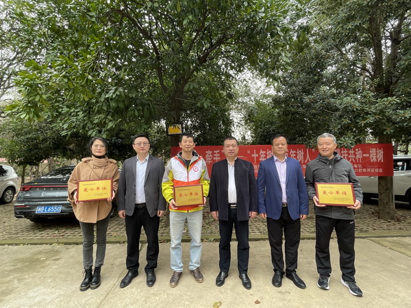 株洲民革荷塘区工委开展“‘博爱˙牵手’关爱困境儿童——十年树木百年树人”结对帮扶共种一棵树活动 (5).jpg