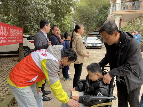 株洲民革荷塘区工委开展“‘博爱˙牵手’关爱困境儿童——十年树木百年树人”结对帮扶共种一棵树活动 (7).jpg