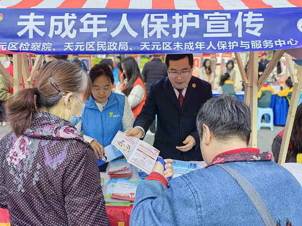 【同心·博爱·牵手】学习雷锋好榜样 株洲民革“博爱讲师团”开?.5未成年人保护普法活动 (4).jpg