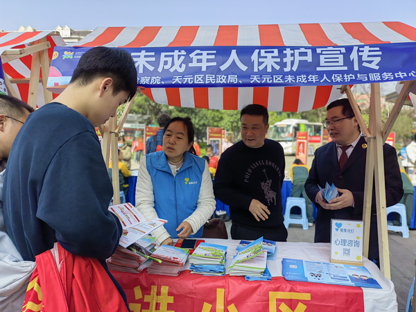 【同心·博爱·牵手】学习雷锋好榜样 株洲民革“博爱讲师团”开?.5未成年人保护普法活动 (3).jpg