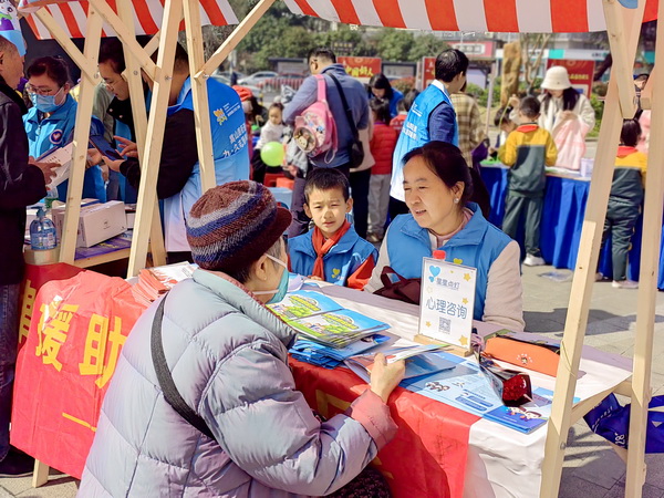 【同心·博爱·牵手】学习雷锋好榜样 株洲民革“博爱讲师团”开?.5未成年人保护普法活动 (2).jpg