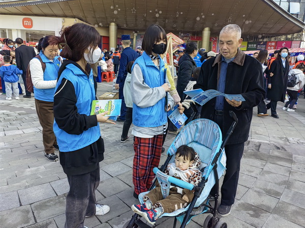 【同心·博爱·牵手】学习雷锋好榜样 株洲民革“博爱讲师团”开?.5未成年人保护普法活动 (1).jpg