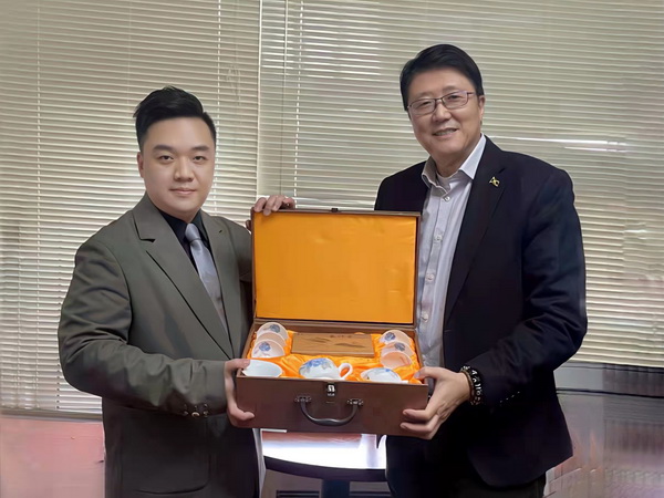 醴陵党员姚陈橦向牙买加驻华大使馆赠送醴陵釉下五彩瓷作品 (1).jpg