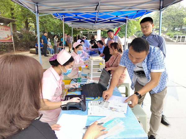 凝心铸魂强根基，团结奋进新进?--民革株洲市委会开展“让生命延续·让爱奔腾”无偿献血活动 (2).jpg