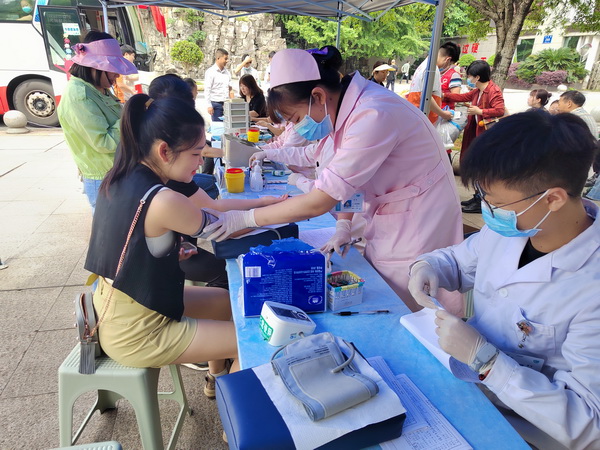 凝心铸魂强根基，团结奋进新进?--民革株洲市委会开展“让生命延续·让爱奔腾”无偿献血活动 (13).jpg