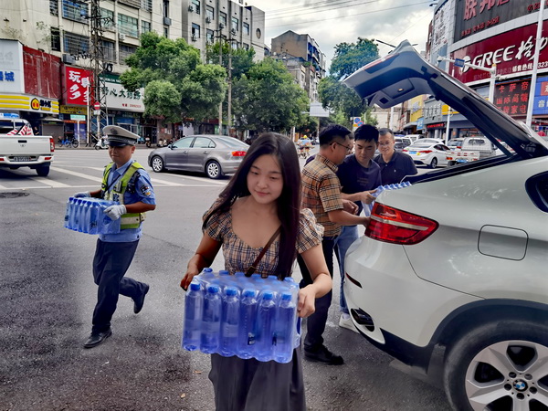 醴陵市政协民革组走进交警大队开展“委员夏日送清凉”慰问活?(1).jpg