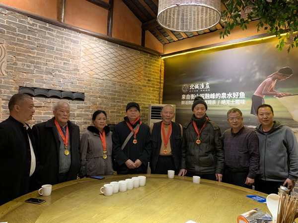 民革株洲市委会为民革株冶支部30年党龄的老党员颁发勋?(1).jpg