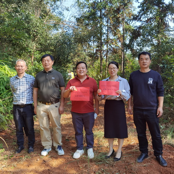 链接资源 服务民生 株洲民革荷塘一支部为村民解出行难题 (2).jpg