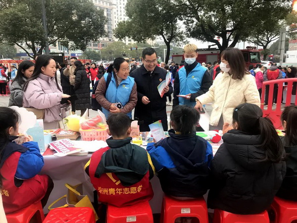 【学雷锋 树新风】株洲民革党员参加“幸福株洲·与你同行”学雷锋志愿服务活动 (1).jpg