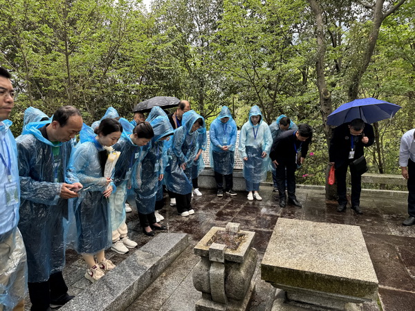 株洲民革党员参加南岳忠烈祠清明祭英烈活动 (2).jpg