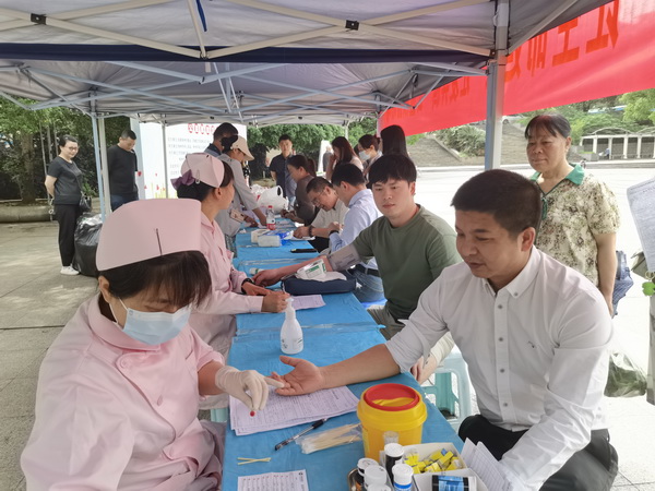 八载热血?公益再出?民革株洲市委会开展““让生命延续·让爱奔腾”公益献血活动 (6).jpg