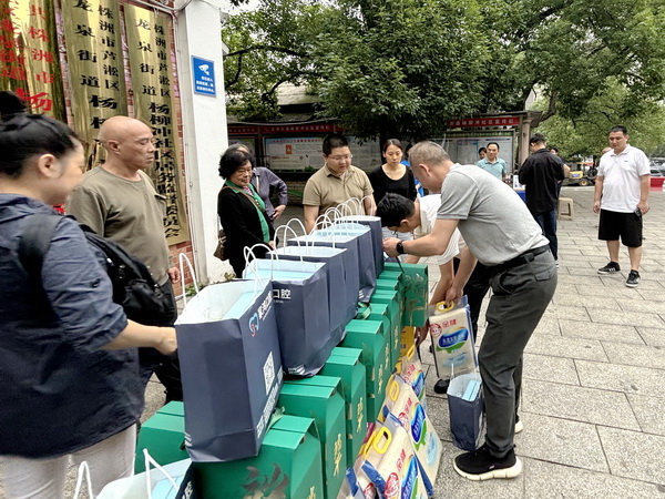 民革株洲市芦淞区工委开展“博爱·牵手”进社区 集中慰问、口腔义诊活?(4).jpg