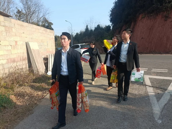 新春慰问送温暖，民企关怀显真?(2).jpg