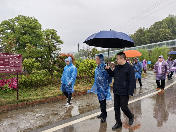 携手共进谋发展，同心协力谱新篇——民革株洲市天元二支部赴浏阳开?024年总结表彰?025年工作部署系列活?(30).jpg