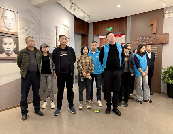 铭记历史 缅怀先烈    各界人士齐聚南岳忠烈祠开展清明祭扫活?(9).jpg