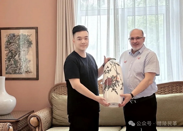 民革醴陵市四支部党员姚陈橦创作醴陵釉下五彩瓷《团结》献礼中古建?5周年 (2).jpg