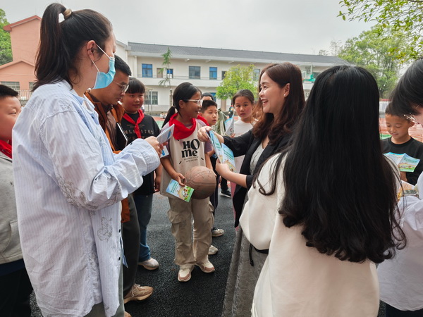民革醴陵二支部赴茶山镇中心小学开展普法公益活?(2).jpg