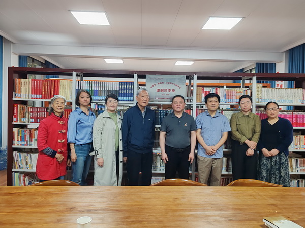 【“制造名城读书会”系列活动①】“谭嗣同爱心书柜”进校园，共启文化传?(1).jpg