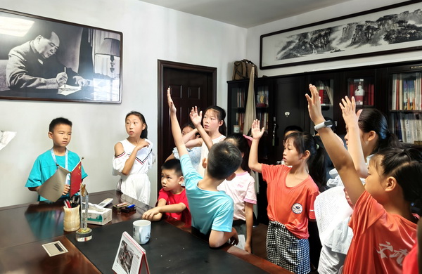 感受语言魅力，体验笔墨飞?株洲民革书画院会与株洲市演讲与口才学会联合组织读书会主题活动 (2).jpg