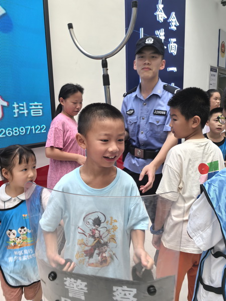 平安警相随！新区童行青少年社会实践法学院走进嵩山路派出所 (1).jpg