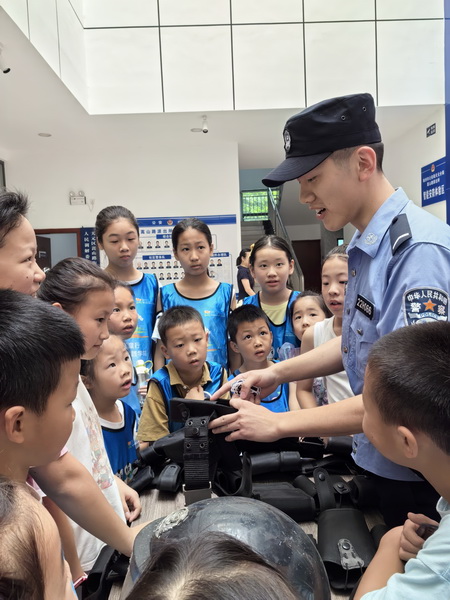 平安警相随！新区童行青少年社会实践法学院走进嵩山路派出所 (3).jpg