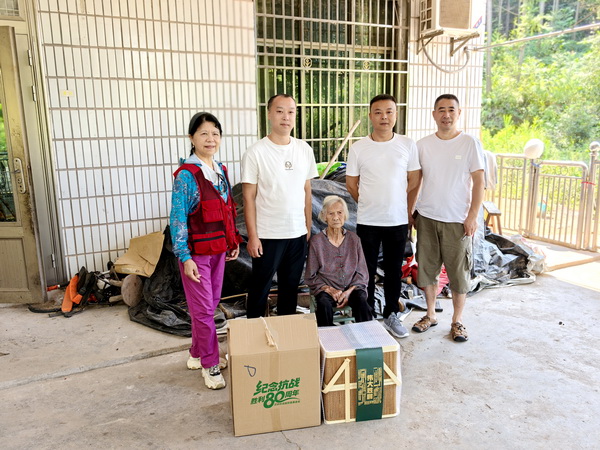 民革株洲市委会中国人民抗日战争暨世界反法西斯战争胜利80周年纪念日前夕慰问抗战老兵 (4).jpg