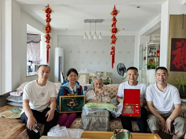 民革株洲市委会中国人民抗日战争暨世界反法西斯战争胜利80周年纪念日前夕慰问抗战老兵 (1).jpg