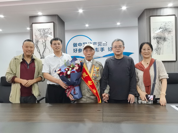 湘籍百岁抗战老兵、离休干部喻志永返乡 (13).jpg
