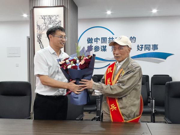 湘籍百岁抗战老兵、离休干部喻志永返乡 (12).jpg