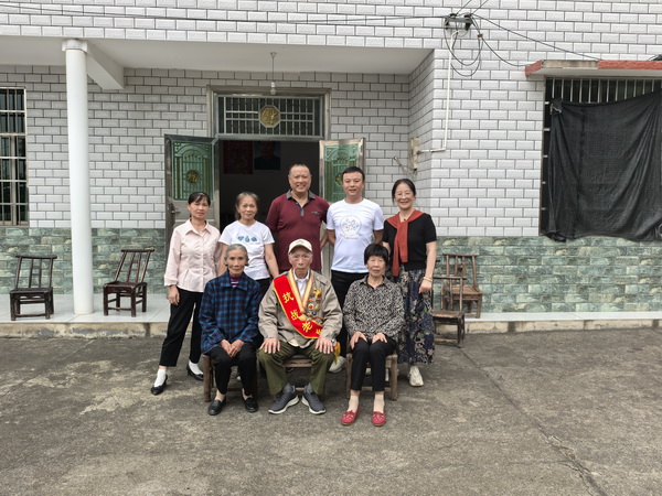 湘籍百岁抗战老兵、离休干部喻志永返乡 (6).jpg