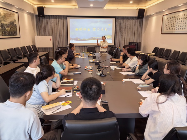 趣玩释压 聚力成长：株洲民革党员为雷打石镇政府年轻干部开启心灵减压之?(3).jpg